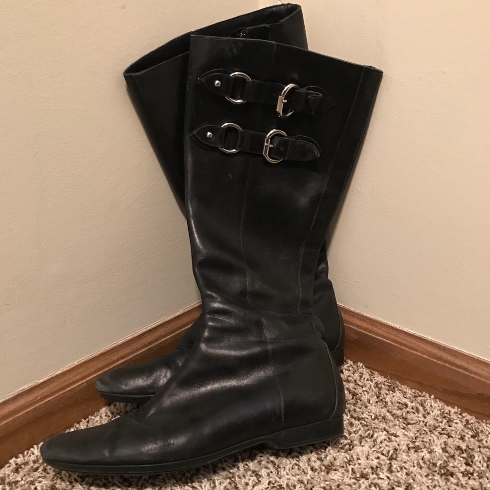 Donald Pliner flat black boots